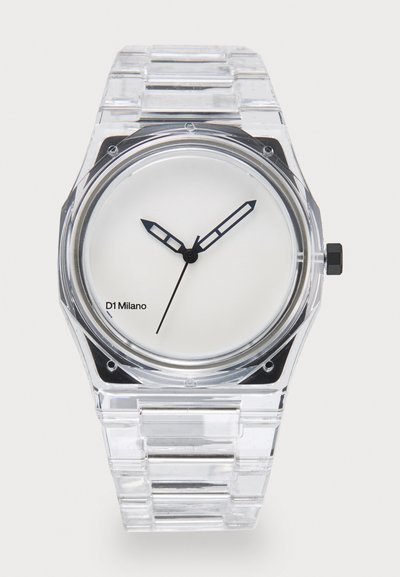 Montre rectangulaire transparente avec un cadran blanc, des aiguilles des heures et des minutes noires et un bracelet en plastique transparent. Présente le logo de la marque "D1 Milano."