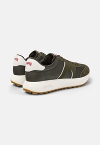 Olivgrüne Sneakers aus Leder und Wildleder mit weißen Akzenten und tonalen Schnürsenkeln. Sie verfügen über eine strukturierte Gummisohle und eine Markenage auf der Ferse.