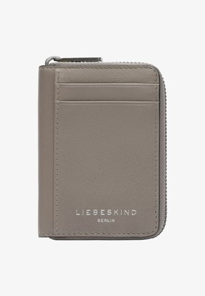 Cartera compacta con cremallera en cuero texturizado gris, que cuenta con ranuras para tarjetas y una marca embellecida en la parte frontal para un acceso fácil y organización.