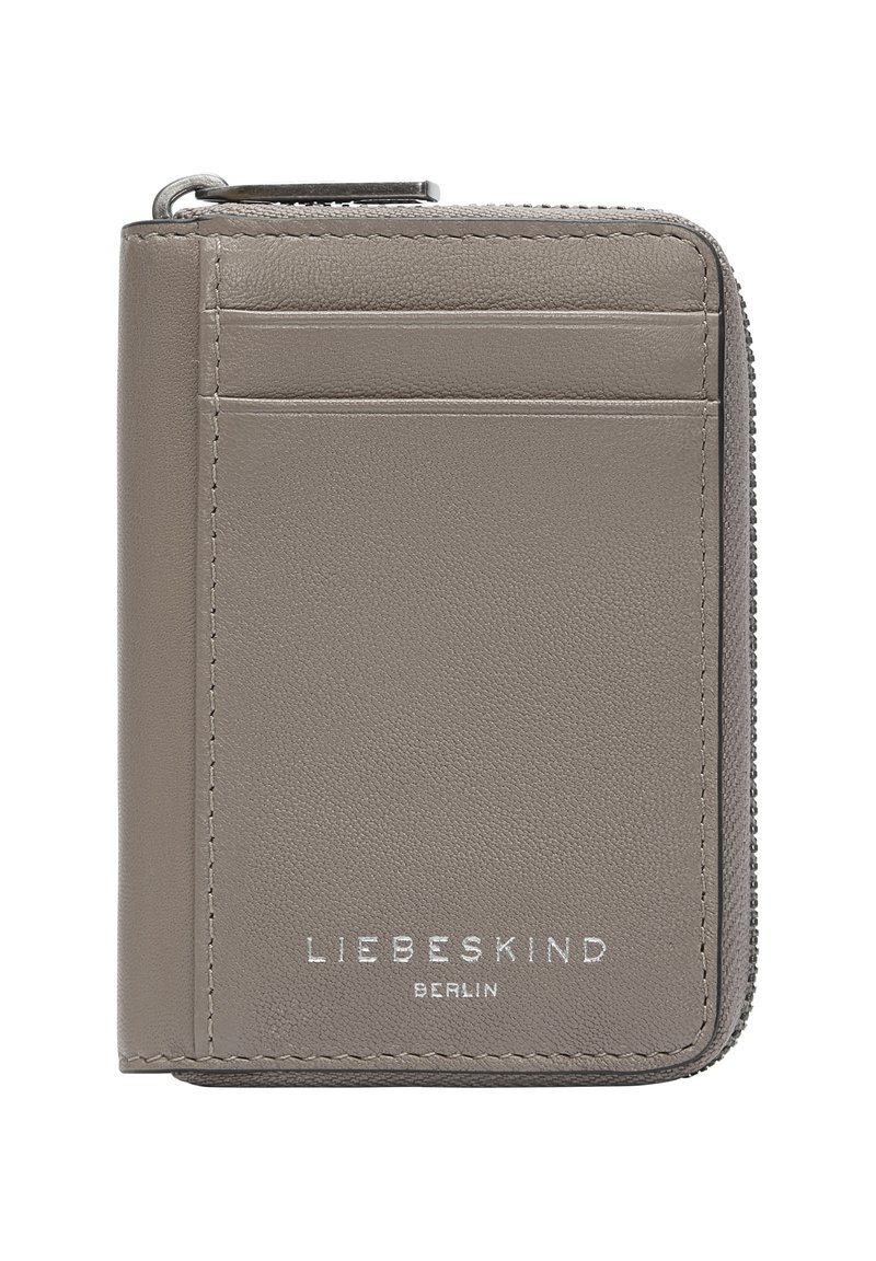 Cartera compacta con cremallera en cuero texturizado gris, que cuenta con ranuras para tarjetas y una marca embellecida en la parte frontal para un acceso fácil y organización.