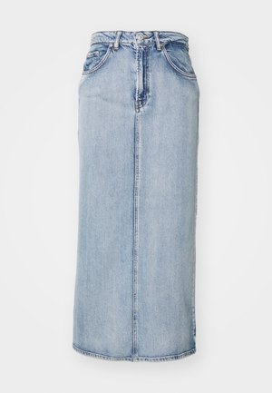 Lyseblå denim midi-nederdel med en tætsiddende talje, forstænk og sidelommer; har en let falmet tekstur.