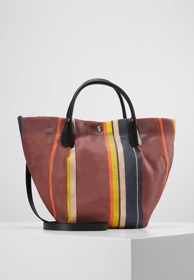 Gestreepte draagtas in bordeaux, marineblauw, oranje en geel, met zwarte handvatten en een verstelbare schouderriem, gemaakt van duurzame stof.