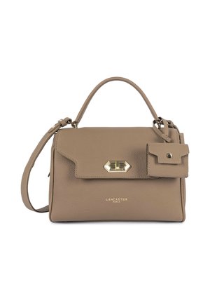 Sac à main en cuir taupe avec poignée supérieure, bandoulière réglable, rabat avant avec fermoir doré et petite pochette attachée.