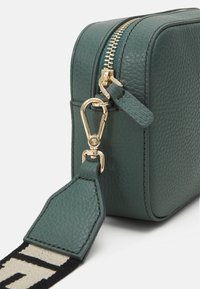 Coccinelle Taška s příčným popruhem - green