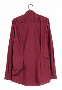 Camicia a maniche lunghe bordeaux in cotone. Presenta un colletto classico, polsini con bottoni e un orlo curvo con dettagli di piega sul retro.