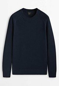 Pull tricoté bleu marine avec un col rond, des poignets et un ourlet côtelés. Dispose d'épaules sans coutures et d'une texture lisse. Pas de motifs ni d'accents.