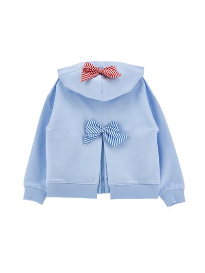 Svetlomodra jopa s kapuco, z rdečim črtastim pentljem na kapuci in modrim črtastim pentljem na zadnjem detajlu z zadrgo, rebrastimi manšetami in spodnjim robom.