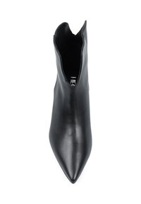 Czarny skórzany botek na kostkę z ostrym noskiem i kanciastym, lekko podniesionym kołnierzem. Gładka textura i minimalistyczny design.