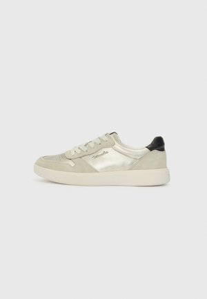 Baskets basses pour hommes en cuir et daim gris clair, avec un accent métallique brillant, une pointe arrondie et un détail de talon noir.