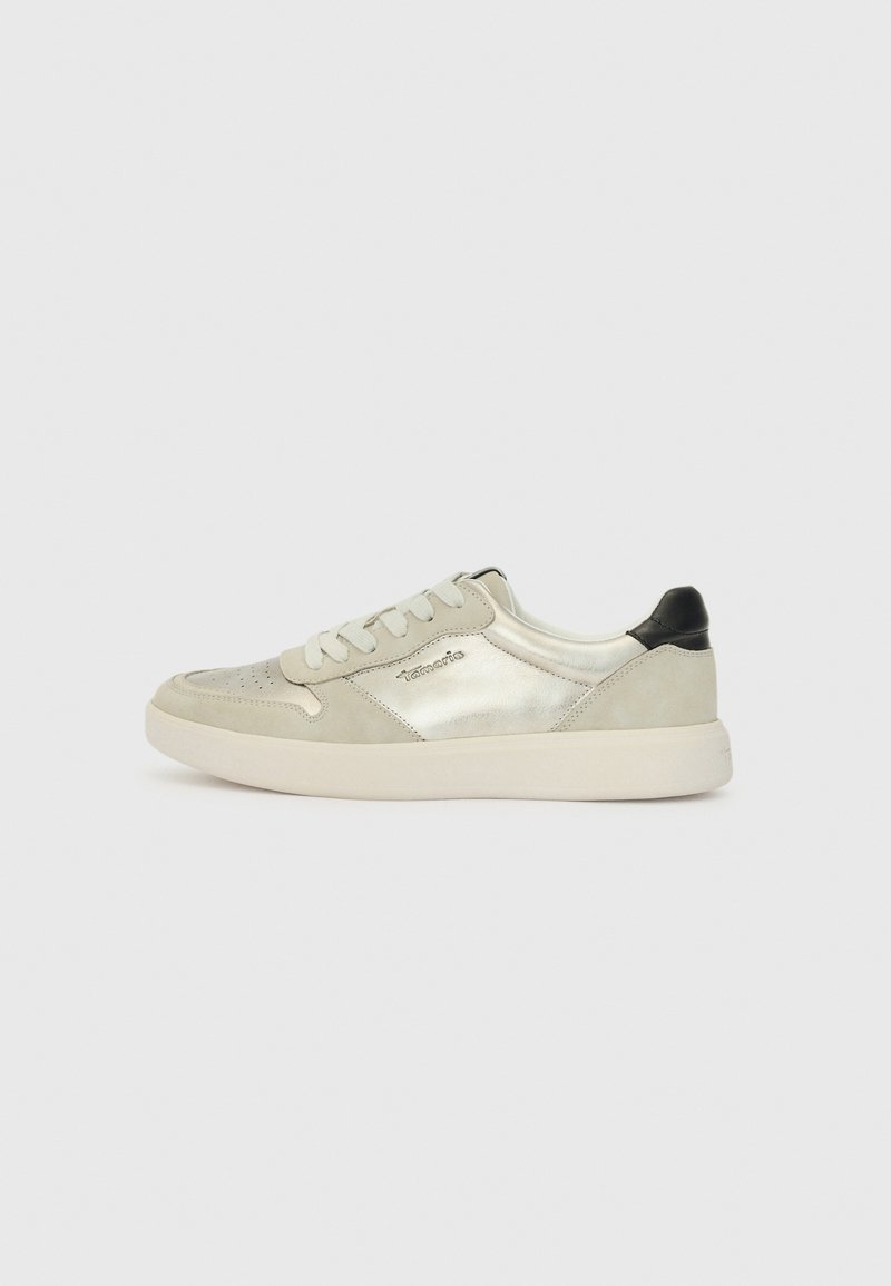 Sneakers da uomo low-top in pelle e suede grigio chiaro, con un accento metallico lucido, punta tonda e dettaglio del tallone nero.