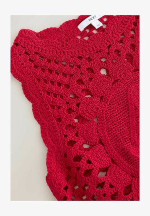 Punainen virkattu tekstiili, jossa monimutkaiset kukka- ja geometriset kuviot, osa NEXT-merkitystä vaatekappaletta, valmistettu Kiinassa.