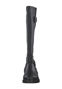 Bottes en cuir noir montantes jusqu'au genou avec une texture lisse, dotées d'une fermeture éclair sur le côté, d'une sangle avec accent de boucle et d'un design de bout arrondi.