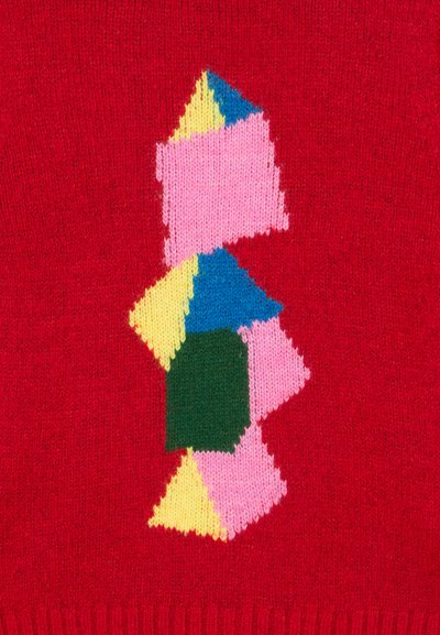 Czerwona dzianina z centralnym geometrycznym wzorem złożonym z przeplatających się abstrakcyjnych kształtów w kolorach różowym, żółtym, niebieskim i zielonym.