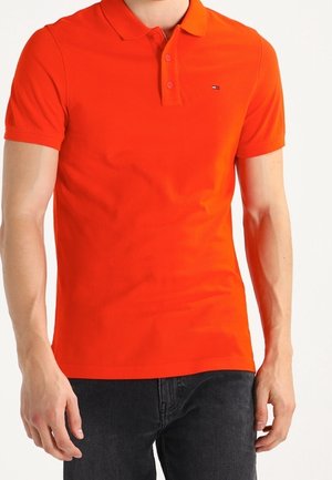 Kurzärmliges Poloshirt in leuchtendem Orange aus Baumwolle, mit klassischem Kragen, zwei-Knopf-Leiste und kleinem Logodetail auf der Brust.