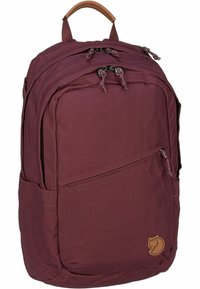 Sac à dos bordeaux avec texture en tissu, poignée en cuir marron, bretelles réglables, plusieurs compartiments zippés et un patch logo à l'avant.