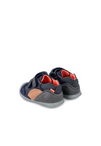 Zapatos infantiles azul marino con detalles en marrón, dobles correas de Velcro, malla transpirable y suelas de goma gris. Diseño de punta redonda.