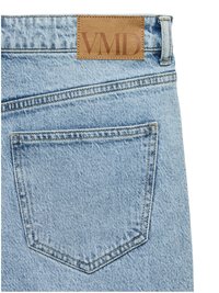 Gaiši zilu džinsu aizmugure ar vienu kabatu un brūnu ādas etiķeti ar izspiestu "VMD" uz jostasvietas.