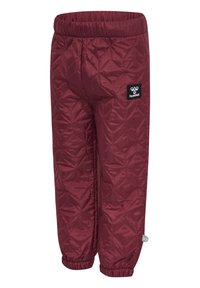 Burgundyröda vadderade byxor med diamantmönster, elastisk midja och elastiska muddar. Har ett litet svart logotyppatch på sidan.