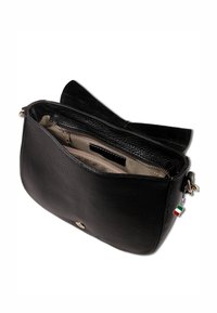 Zwarte leren schoudertas met een gestructureerd oppervlak, een ritsvak en een glad interieur. Voorzien van een klein accent van de Italiaanse vlag.