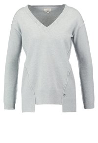 Lichtgrijze langetermijn V-hals trui met geribbelde manchetten, zoom en gestructureerde zijpanelen.