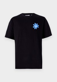 Sort bomulds t-shirt med et blåt blomsterdesign på venstre brystområde. Korte ærmer og klassisk rund hals.