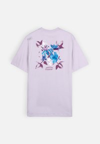 T-shirt à manches courtes violet clair avec un motif floral comprenant des fleurs bleues et blanches. Comprend un petit logo à l'épaule.
