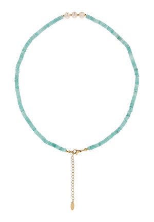 Halskæde med små turkise firkantede perler, tre runde hvide perler nær låsen og en justerbar guldkæde med hummerlås.