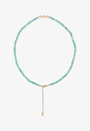 Collana con piccole perline quadrate turchesi, tre perle bianche rotonde vicino alla chiusura e una catena regolabile in oro con chiusura a moschettone.