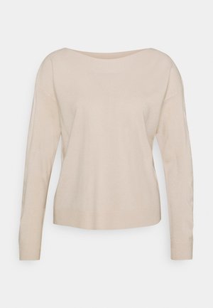 Beżowy sweter z długim rękawem, wykonany z miękkiego materiału, z szerokim dekoltem i prążkowanymi detalami przy mankietach i u dołu. Prosty design.