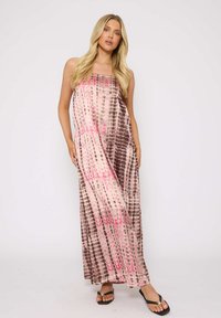Maxikleid mit einem Batikmuster in Rosa- und Brauntönen, aus leichtem Stoff, mit lockerer Passform und Taschen.