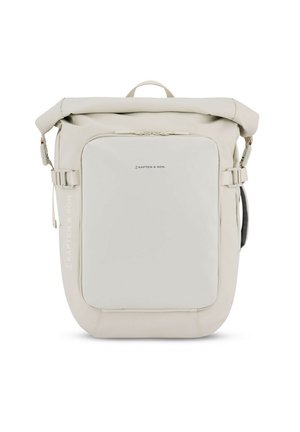 Zaino roll-top beige chiaro con un esterno liscio e impermeabile, tasca frontale con zip, cinturini laterali regolabili e un branding minimale.