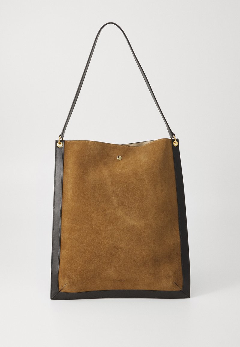 Sac à épaule en daim brun avec des finitions en cuir noir, texture douce, fermeture à pression dorée et détails cousus à la base.