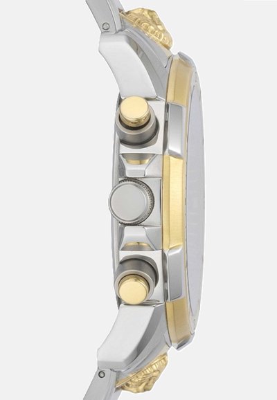 Montre argentée et dorée avec un boîtier rond, trois boutons-poussoirs et une couronne proéminente d'un côté. Présente des accents texturés.