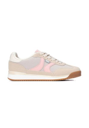 Zapatilla deportiva baja beige y rosa con cordones blancos, parte superior de malla y ante, y suela de goma marrón.