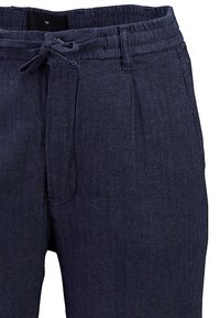 Ciemnoniebieskie spodnie w jodełkę z elastycznym pasem ze sznurkiem, wyróżniające się teksturowanym materiałem i bocznymi kieszeniami.
