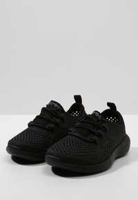Crocs LITERIDE PACER - Tenisky - black / black