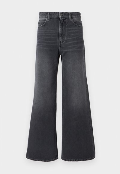 Τζιν παντελόνια σε σκούρο γκρι χρώμα με φαρδιά μπατζάκια, μέση μεσαίου ύψους, σχέδιο με πέντε τσέπες και ξεθωριασμένη υφή με διακριτι κές λεπτομέρειες whiskering.