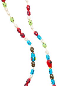 Naszyjnik z koralików, w którym znajdują się czerwone, zielone i niebieskie koraliki ceramiczne, przeplatane białymi perłami, prezentujący różnorodne kształty i dekoracyjne wzory.