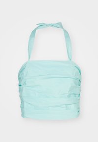 Un crop top bleu aqua en tissu lisse, avec une texture froncée et deux bretelles nouées pour un style ajustable.