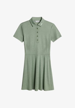 Zielona sukienka typu polo z krótkimi rękawami, plisą zapinaną na guziki i rozkloszowaną spódnicą. Wykonana z miękkiej, strukturalnej tkaniny, z subtelnym logo na kołnierzu.