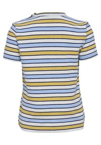 Randig T-shirt med kort ärm. Färgerna inkluderar ljusblå, gul och marinblå. Mjuk, elastisk bomullsmaterial med rundad halsringning.