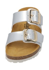 Sandali argentati con due fascette larghe e fibbie dorate, dotati di una morbida soletta in suede marrone e suola in sughero, che offrono comfort e sostegno.
