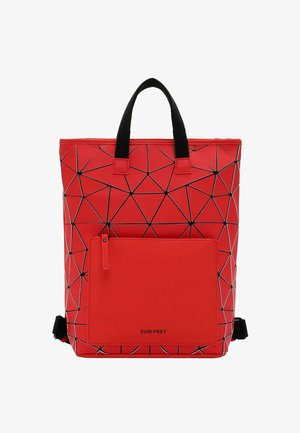 Borsa tote con motivo geometrico rosso, realizzata in materiale sintetico, dotata di spallacci neri, una tasca frontale con zip e cuciture bianche a contrasto.