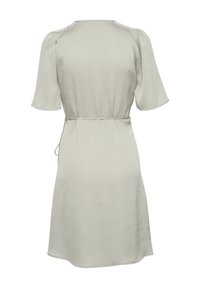 Světle šedé šaty ke kolenům s krátkými nafouklými rukávy, texturovanou látkou a zavazováním v pase. Měkký, hladký střih s oblým lemem.