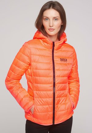 Helle orange Pufferjacke mit Kapuze, featuring ein gestepptes Design, Reißverschluss vorne und schwarzem Logo auf der linken Brust.