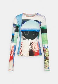 Dlouhý rukáv top vyrobený z lehké látky, který má vícebarevný abstraktní potisk v modrých, zelených a červených tónech; kulatý výstřih.