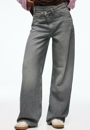 Bershka, DENIM WIDE CROSSED - Široké nohavice - grey