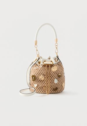 Petit sac seau en filet beige avec anse en cuir blanc, cordon de serrage en chaîne dorée, et charmes décoratifs en or et pierre.