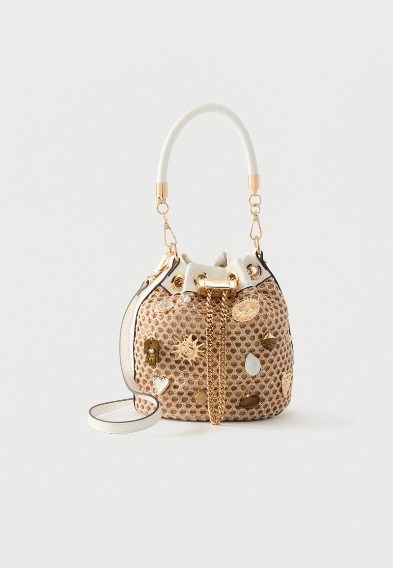 Petit sac seau en filet beige avec anse en cuir blanc, cordon de serrage en chaîne dorée, et charmes décoratifs en or et pierre.