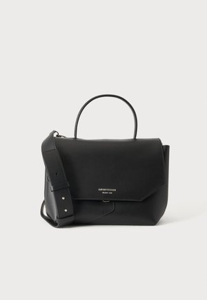 Schwarze Lederhandtasche mit Klappverschluss, einzelner oberer Griff, breitem verstellbarem Schulterriemen und kleinem silbernen Logo auf der Vorderseite.